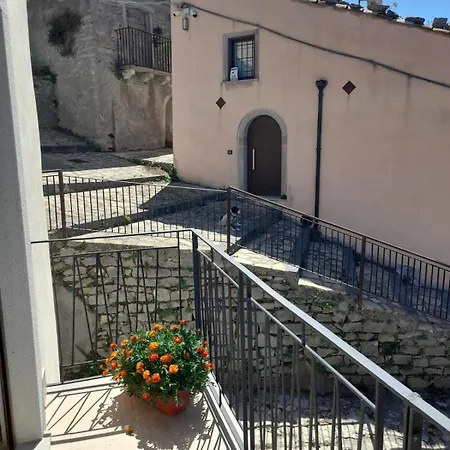 Hotel Diffuso Montalbano Borgo Antico - La Casetta Del Vento 3*